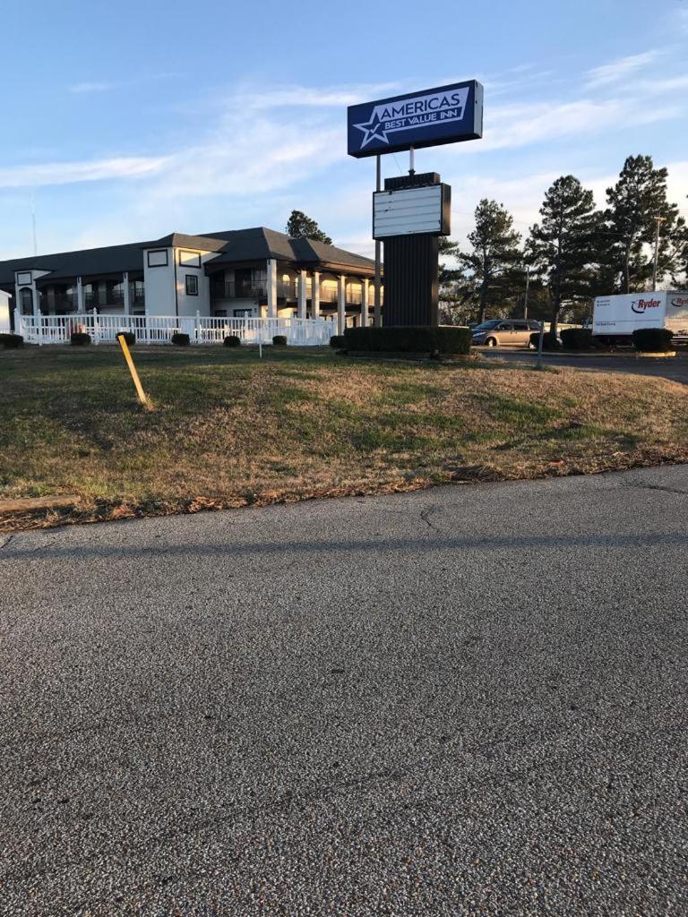 Americas Best Value Inn Holly Springs Exterior photo